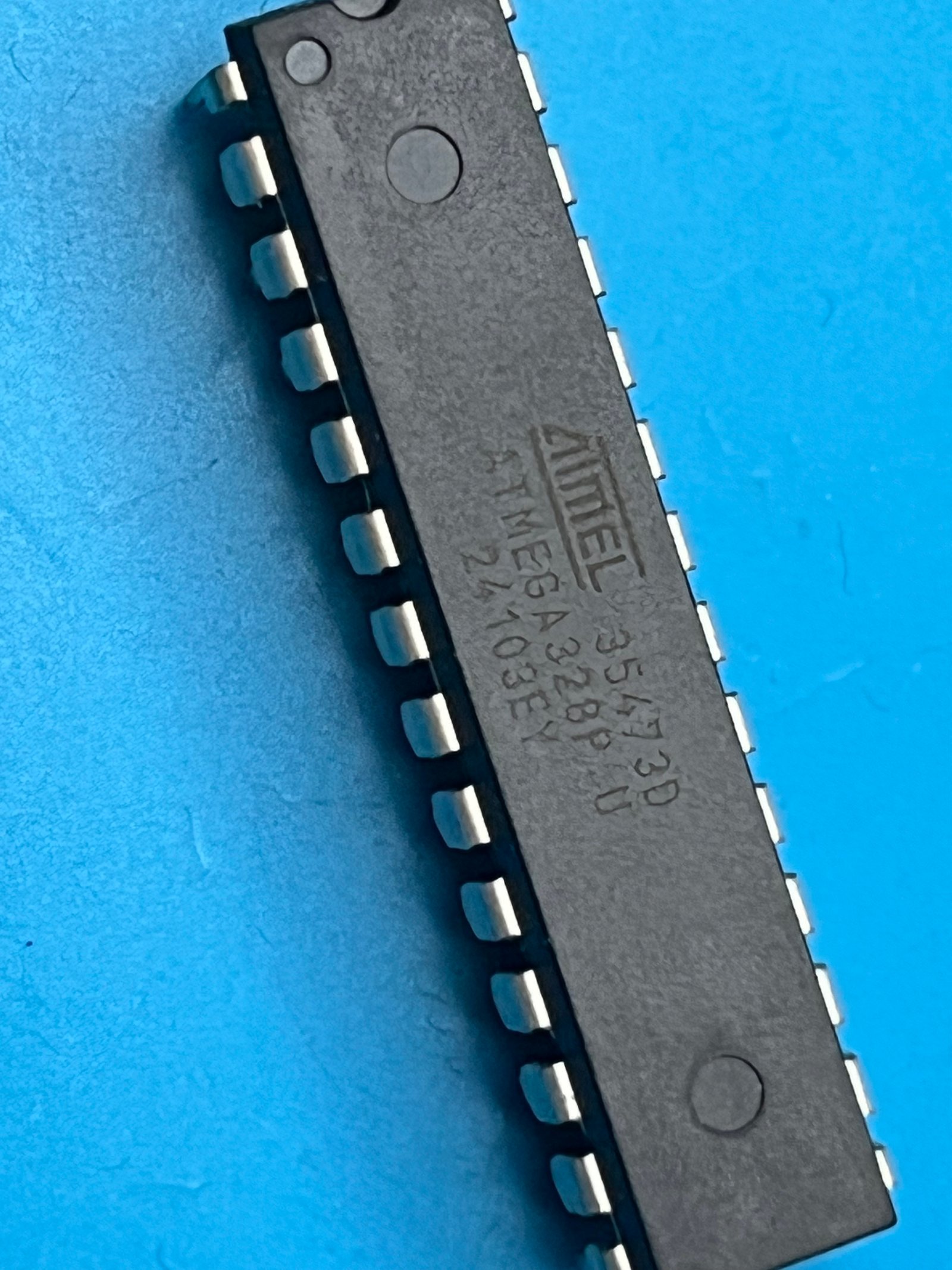 Microcontrôleur ATmega328P en boîtier DIP-28