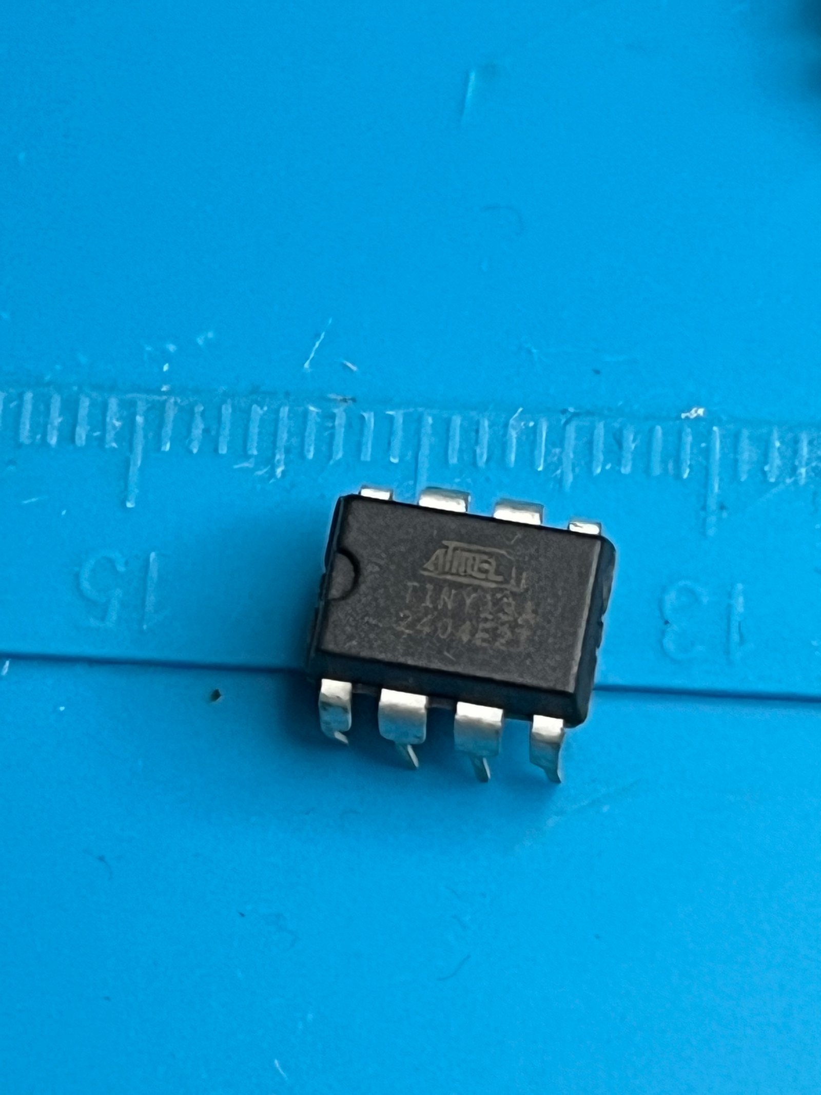 Microcontrôleur ATtiny13 en boîtier DIP-8