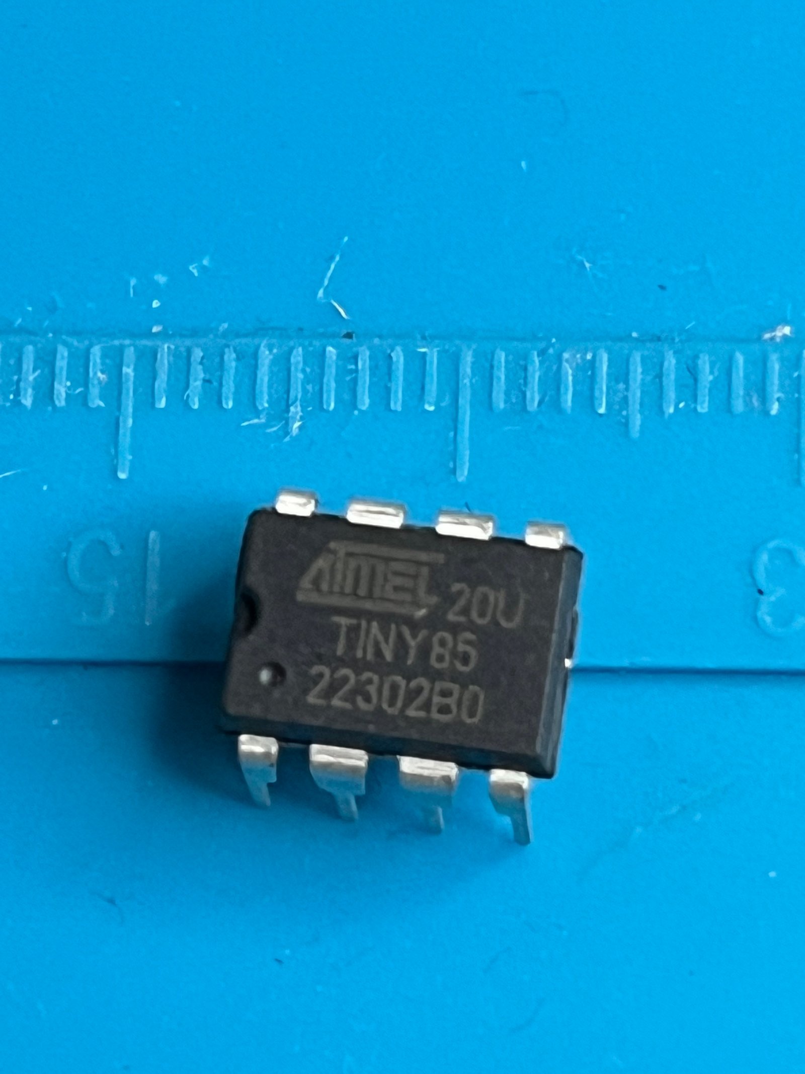 Microcontrôleur ATtiny85 en boîtier DIP-8