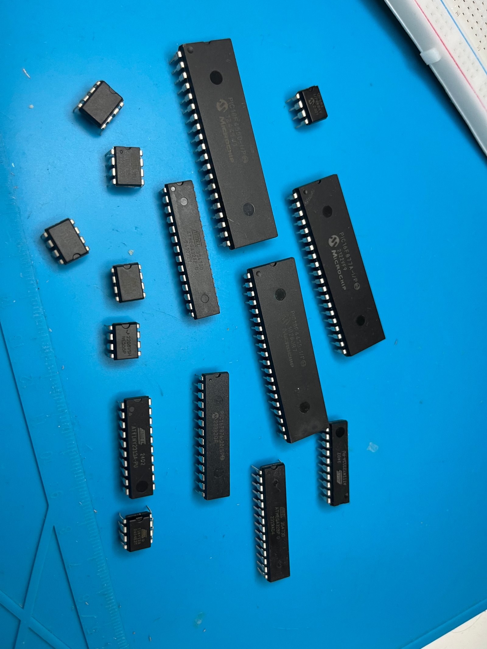 PIC12F683, PIC16F877A, ATmega328P, ATtiny13 et ATtiny85 utilisés dans les tutoriels
