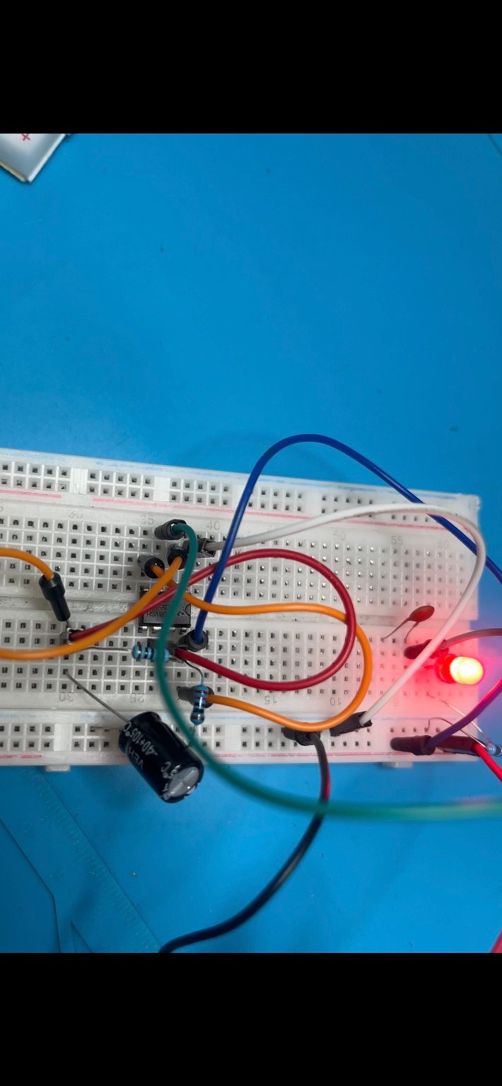 Montage réel NE555 astable avec LED clignotante sur breadboard