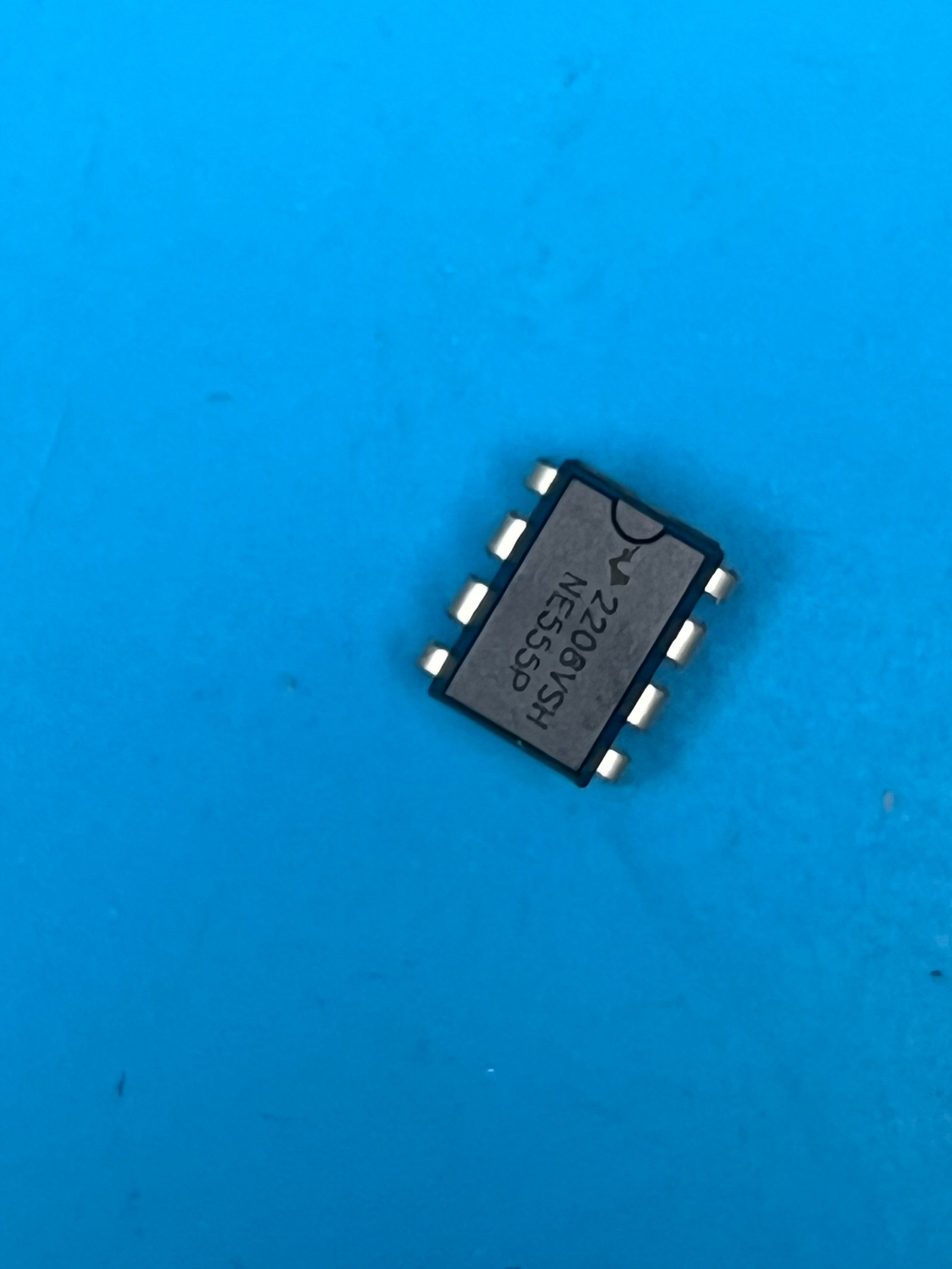 Circuit intégré NE555 seul, avec ses huit broches