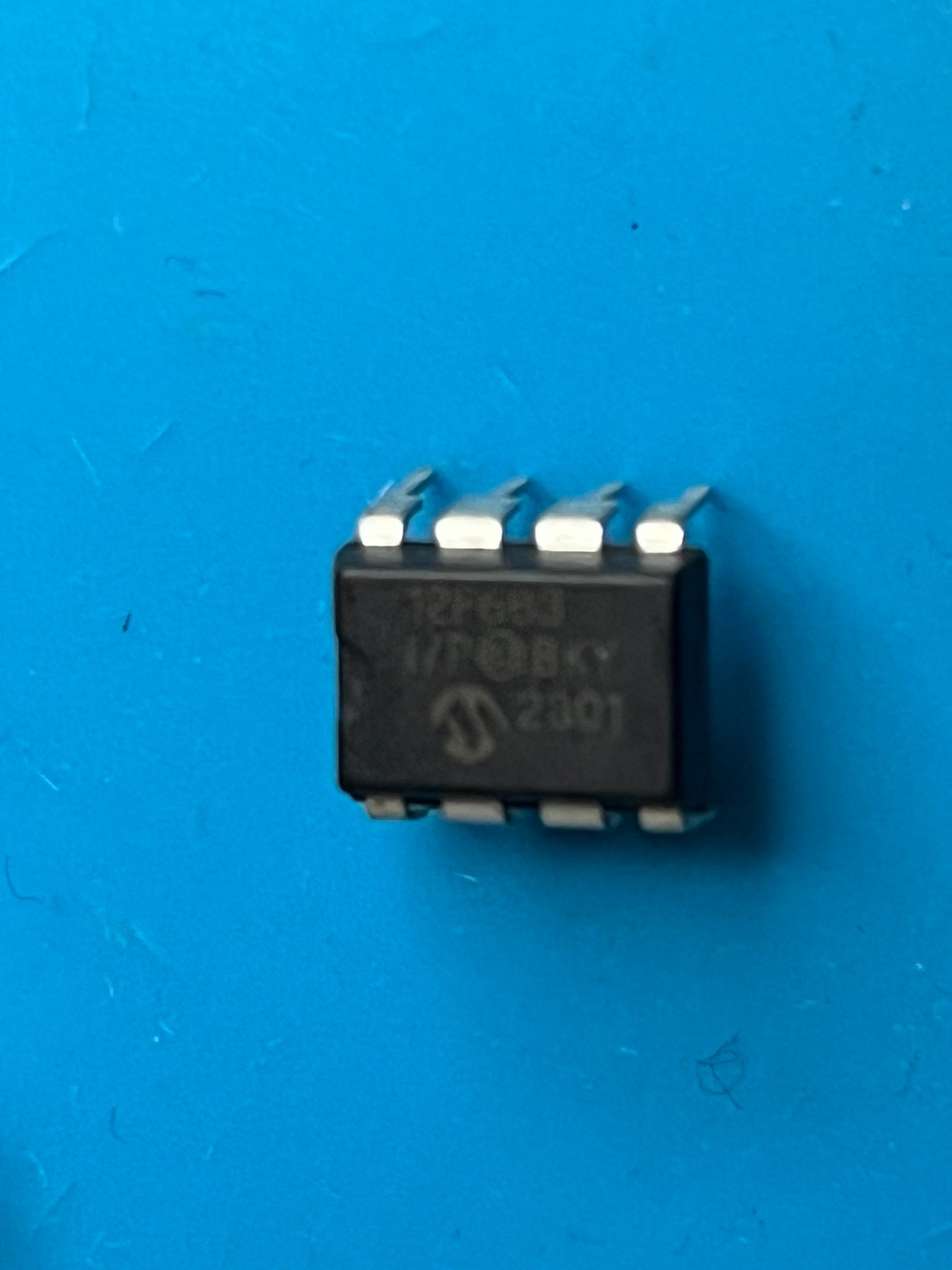 Microcontrôleur PIC12F683 en boîtier DIP-8
