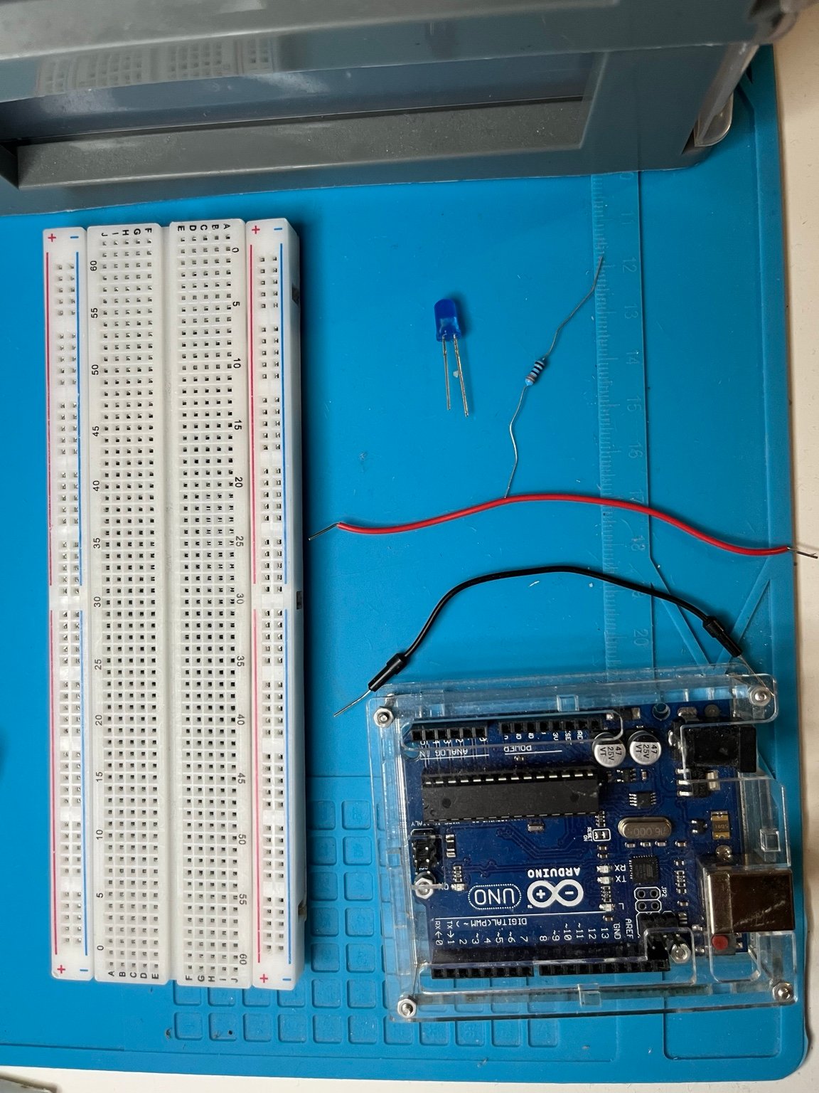 Arduino Uno, breadboard, LED, résistance 320 ohms et fils avant montage