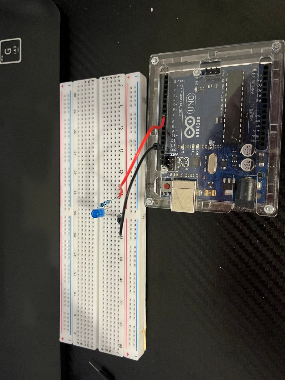 Montage Arduino Uno avec LED et résistance 320 ohms sur breadboard